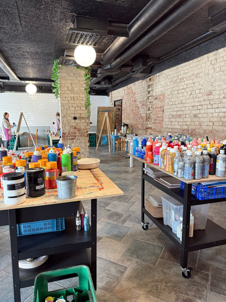 Luovat workshopit Arts & Minds Collectiven taidestudiolla Helsingin Kalliossa